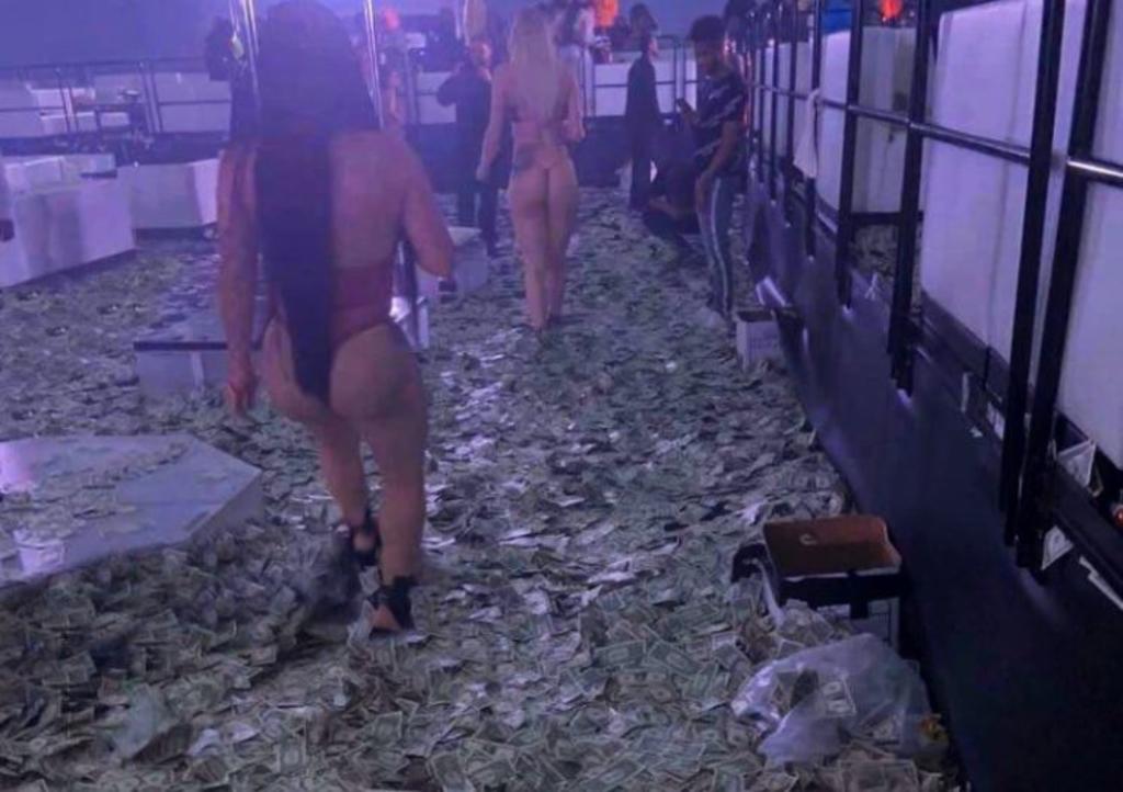 VIRAL: 'Strippers' caminan en 'océano de dinero' tras fiesta del Super Bowl