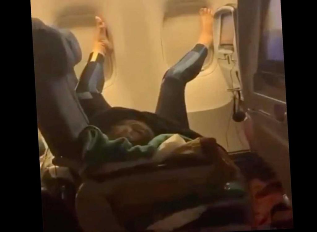 Pasajera es criticada por dormir así en el avión