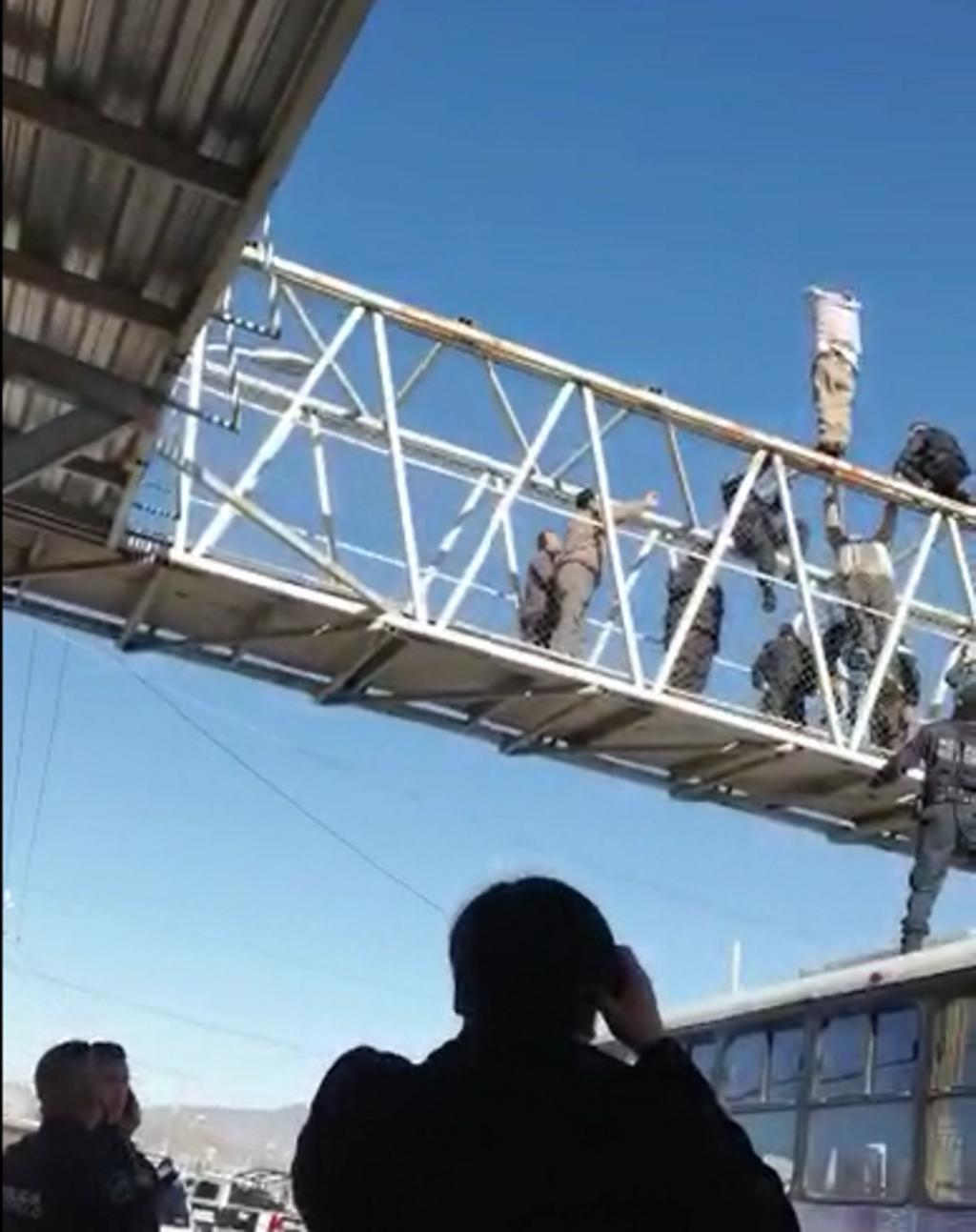 Hombre intenta suicidarse en puente de Saltillo