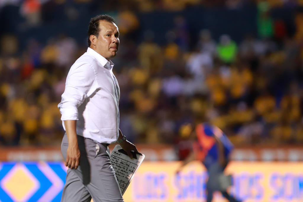 Juan Reynoso con la presión de vencer a Santos Laguna