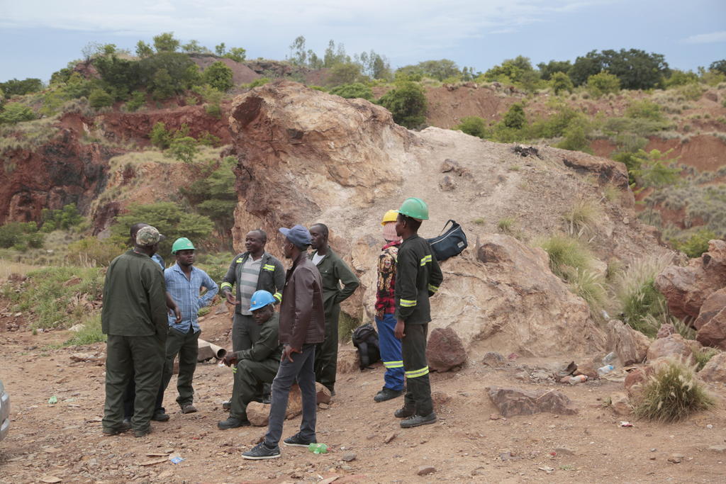 Rescatan con vida a 3 mineros en una mina de oro que colapsó en Zimbabue