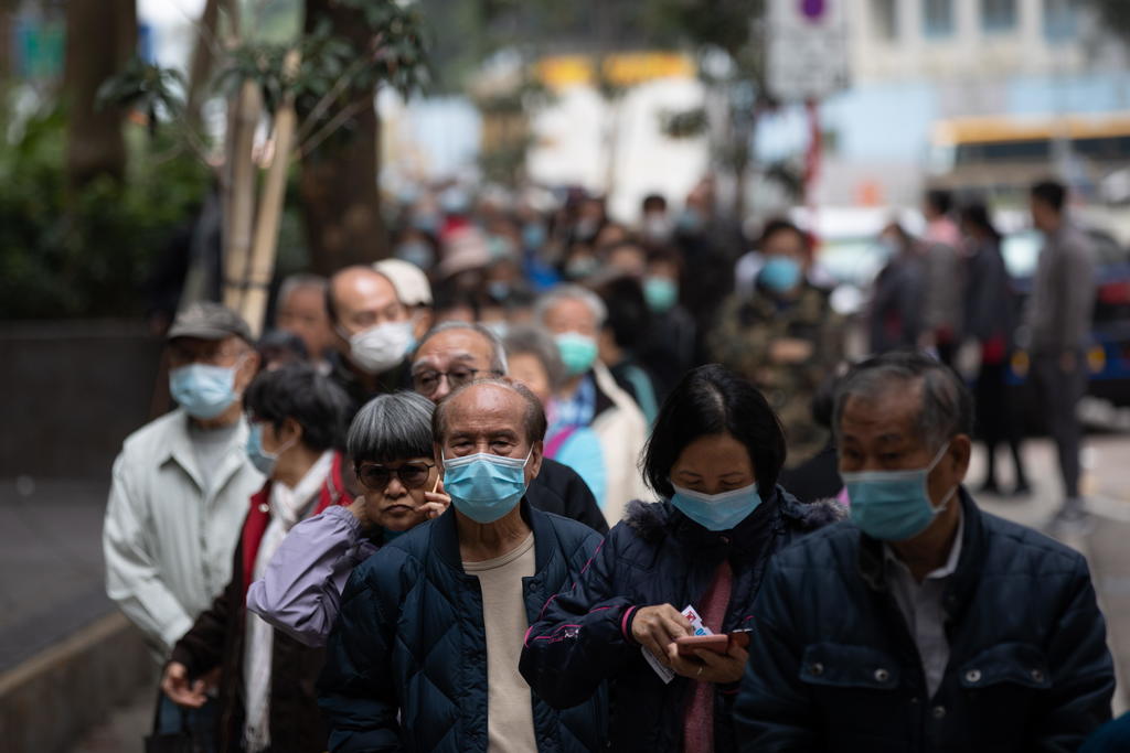 Entra en vigor cuarentena obligatoria por el coronavirus en Hong Kong