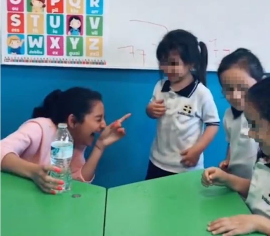 Despiden a maestra por hacer reto de la botella a niña de kínder