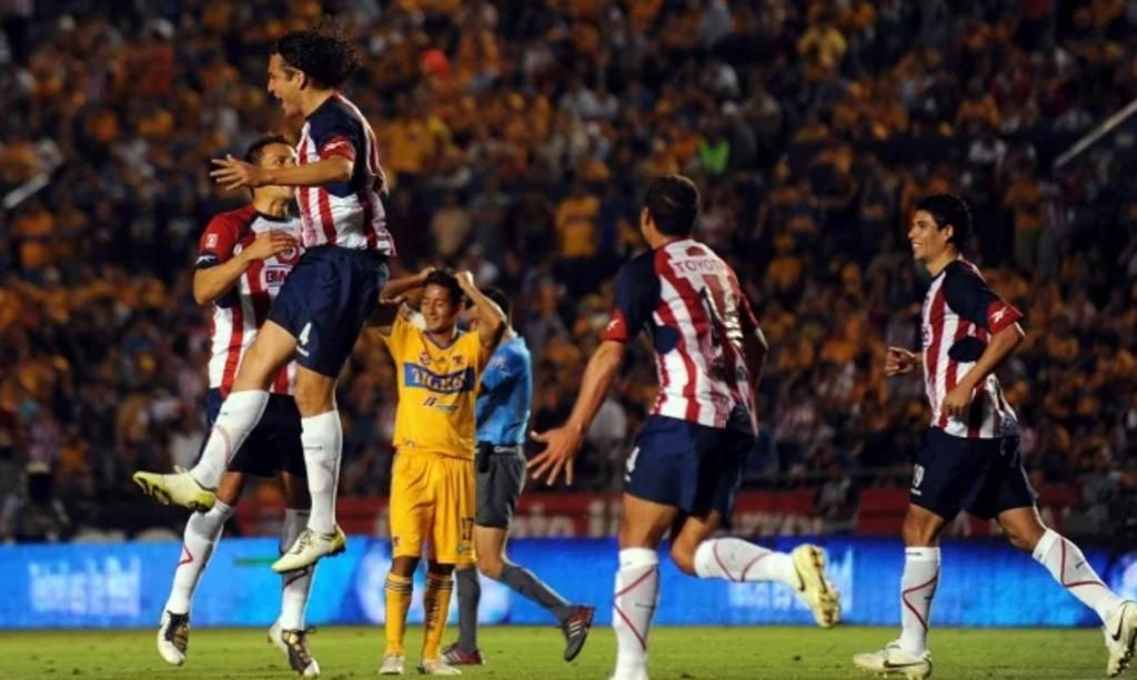 Así fue la última victoria de Chivas visitando a Tigres en el 2010