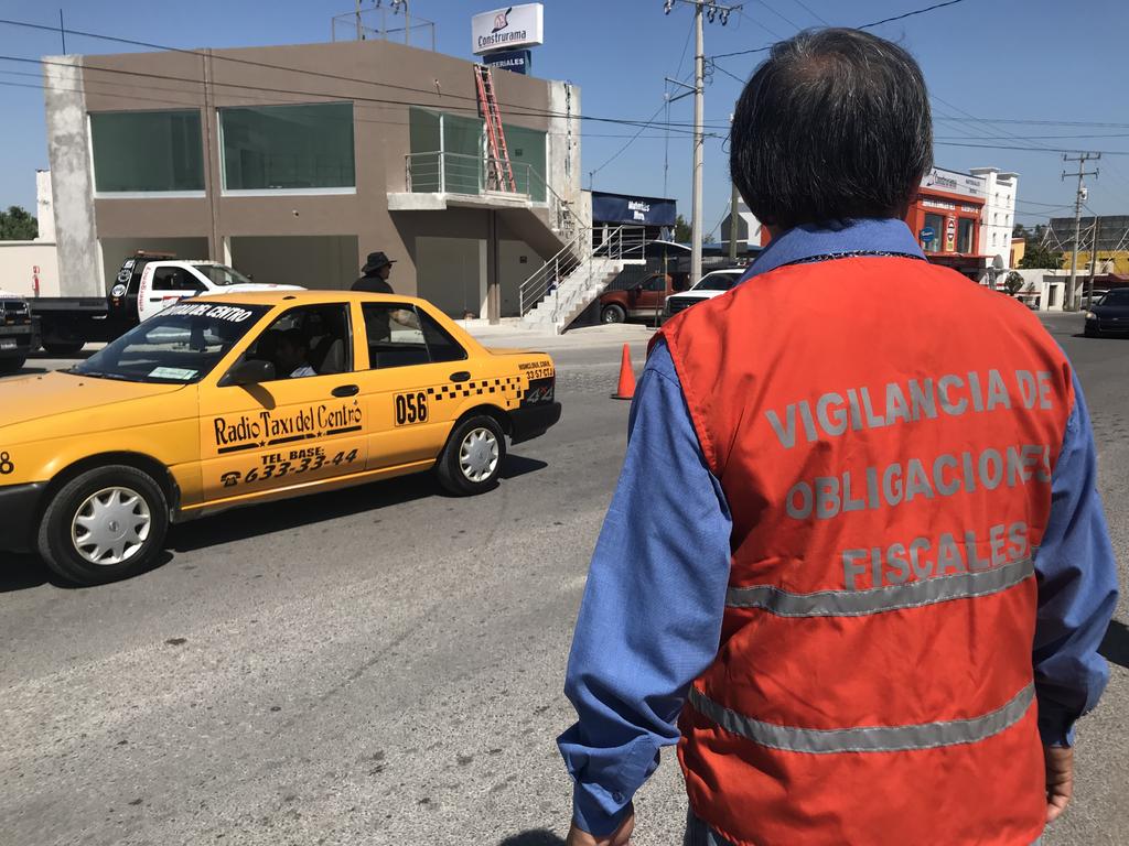 Autos 'chuecos' operan como taxis privados en Monclova