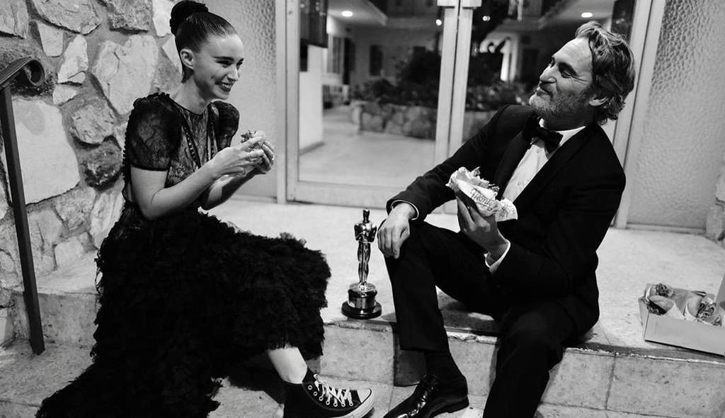 Joaquin Phoenix celebra su Oscar comiendo hamburguesas con su novia