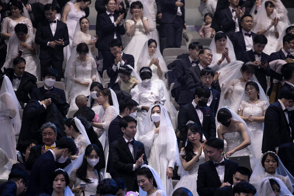 Cientos de parejas se casan en una ceremonia masiva
