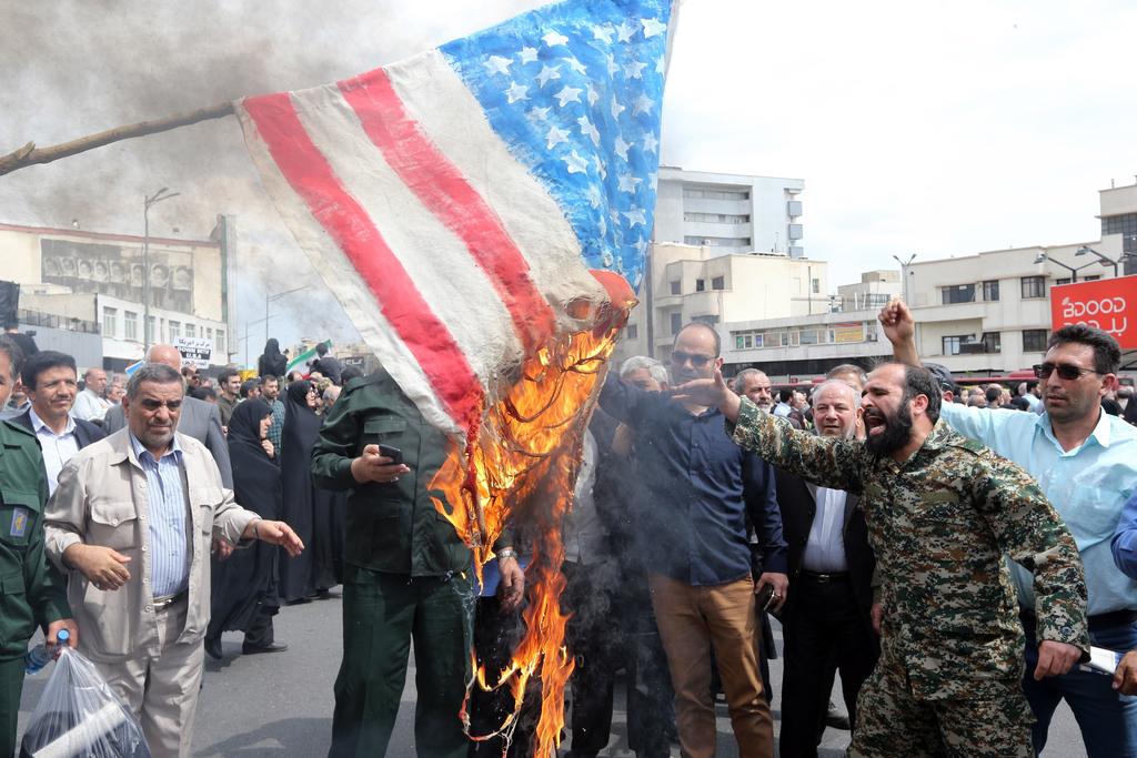 Quema de banderas de EUA, un buen negocio para fábrica iraní