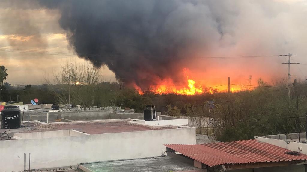 Incendio considerable amenaza viviendas en municipio de Frontera