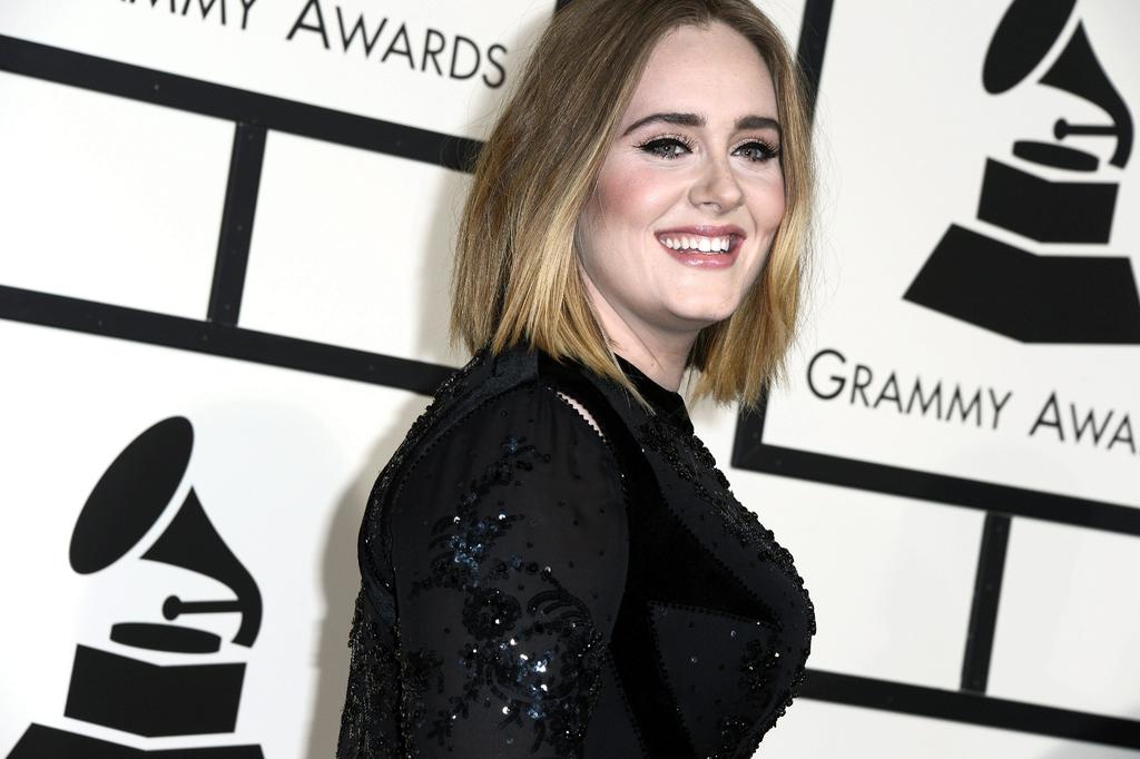 Sorprende Adele con su cinturita en vestido entallado
