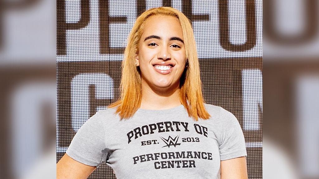 Hija de 18 años de 'La Roca' comienza a entrenar con la WWE