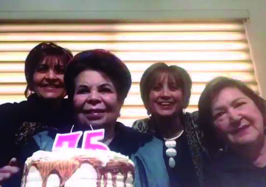 VIDEO: Grupo de señoras se hace viral por su 'selfie eterna'