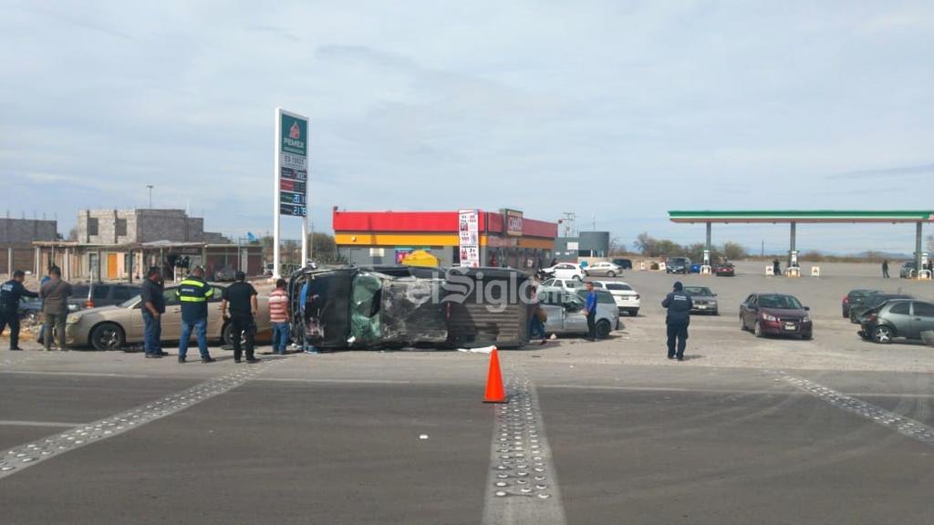 Vuelca camioneta en San Pedro; choca a 4 vehículos estacionados