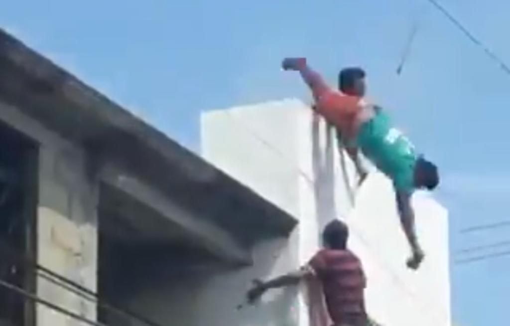 VIDEO: Hombre cae de una azotea al ayudar a otro que se estaba electrocutando