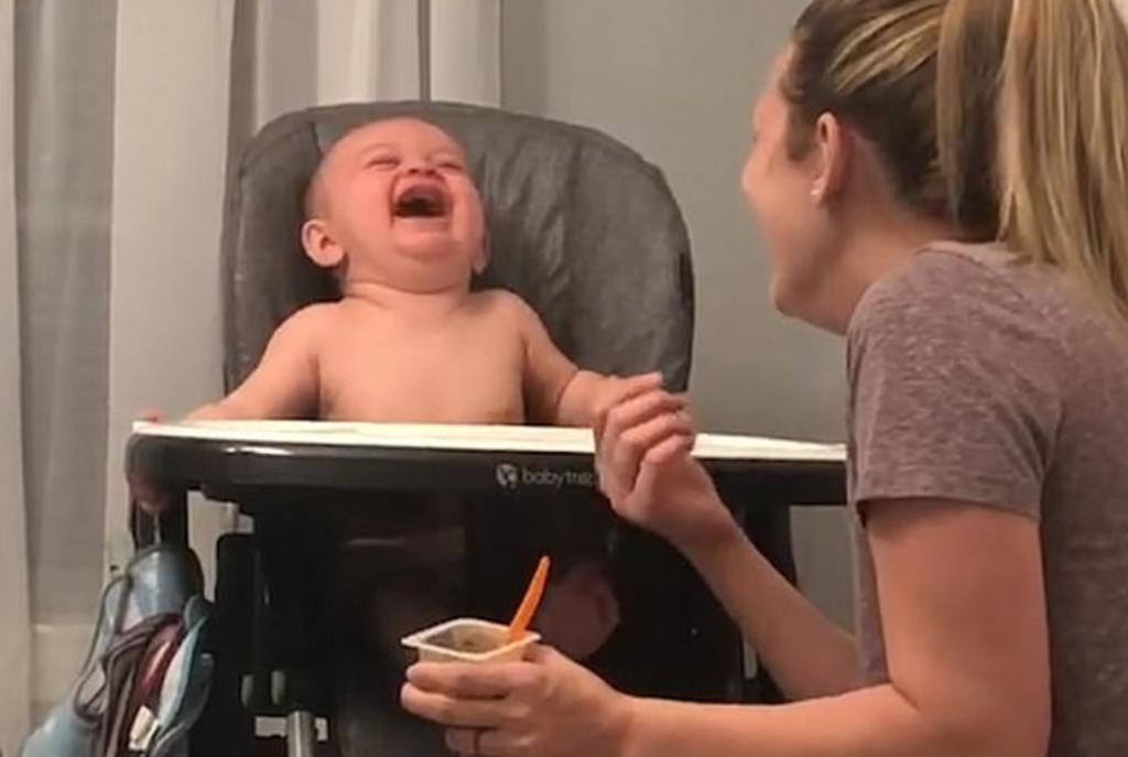 Bebé conquista con su tierna reacción ante los 'estornudos' de su madre
