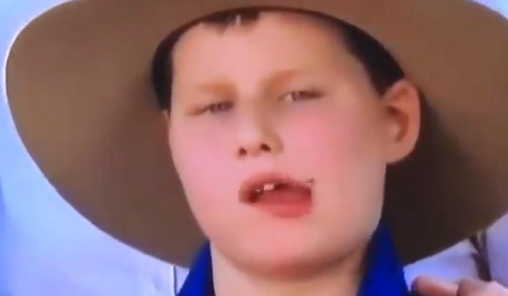 Niño se vuelve viral al ser sorprendido comiendo moscas durante entrevista