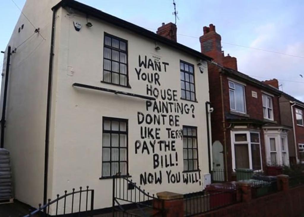 Como no le pagaron, dejó un mensaje en la casa que pintó