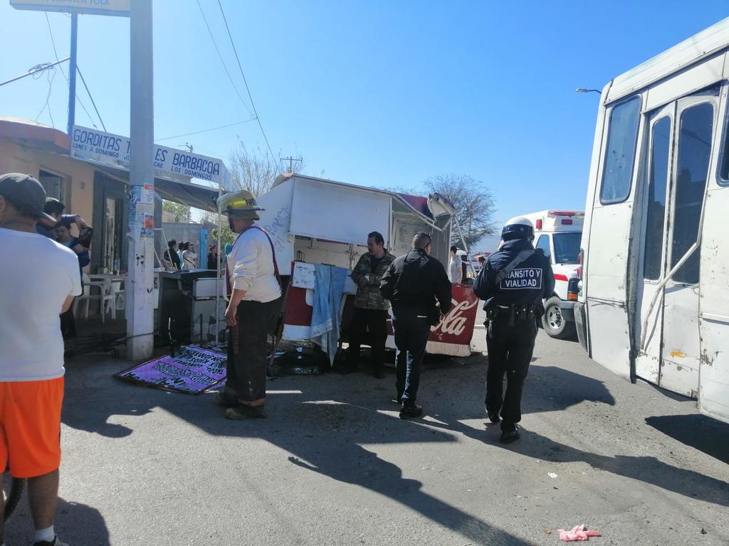 Camión se impacta contra puesto de gorditas en Torreón; hay 5 lesionados