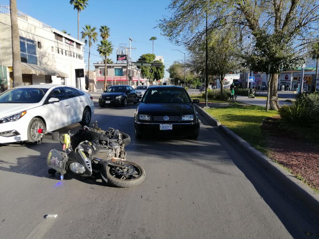 Conductora arrolla a un agente de Vialidad en la calzada Colón de Torreón