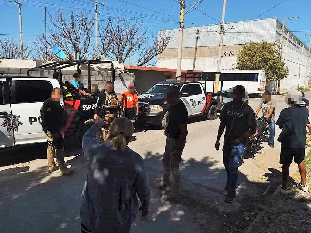 Detienen a hermanos cuando robaban vivienda en Torreón