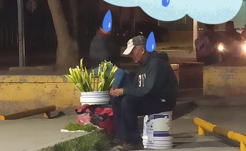 Invitan en redes a ayudar y comprarle flores a abuelito en Querétaro