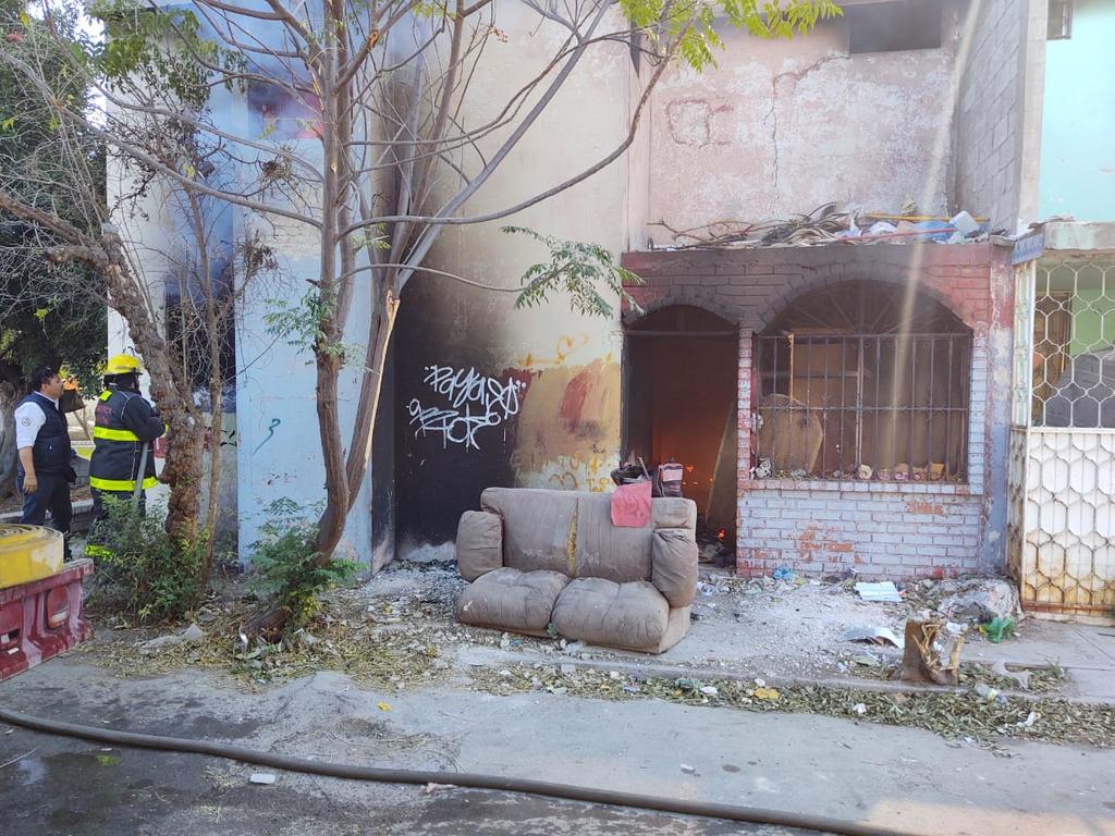 Voraz incendio consume vivienda en Torreón