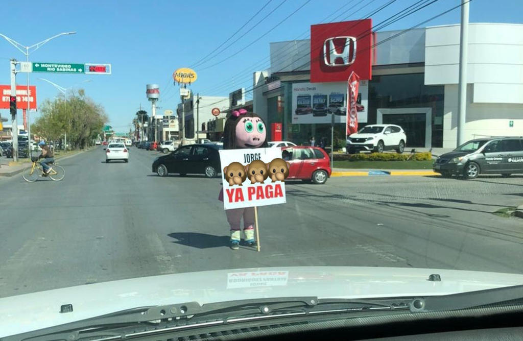'Jorge ya paga'; exponen presunta deuda en boulevard de Torreón