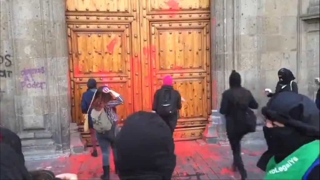 Mujeres realizan pintas afuera de Palacio Nacional por feminicidio de Ingrid