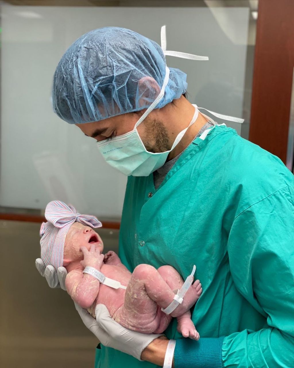 Enrique Iglesias presume a su recién nacida