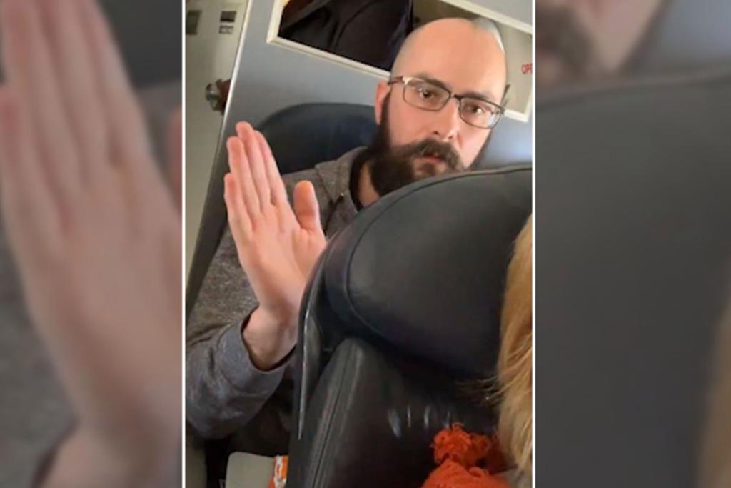 Hombre sacudiendo asiento en un avión causa indignación