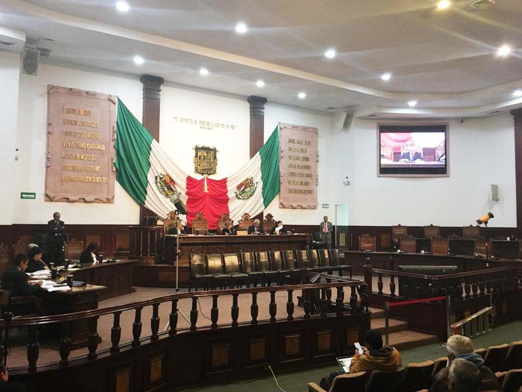 Regidores van tras curul en Congreso de Coahuila
