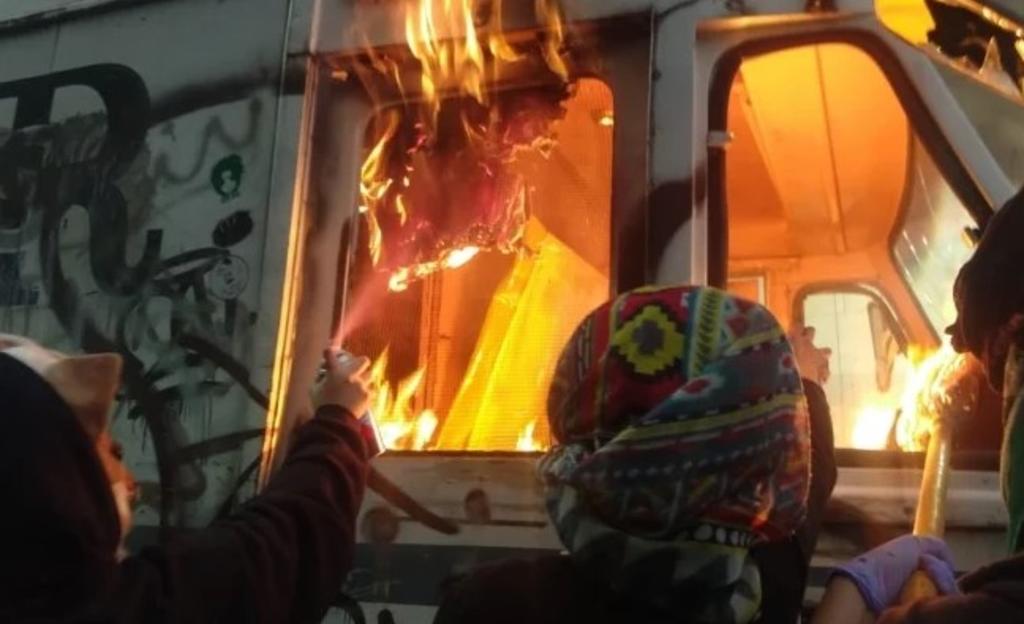 Mujeres queman camión y 'cachitos' de lotería afuera de La Prensa