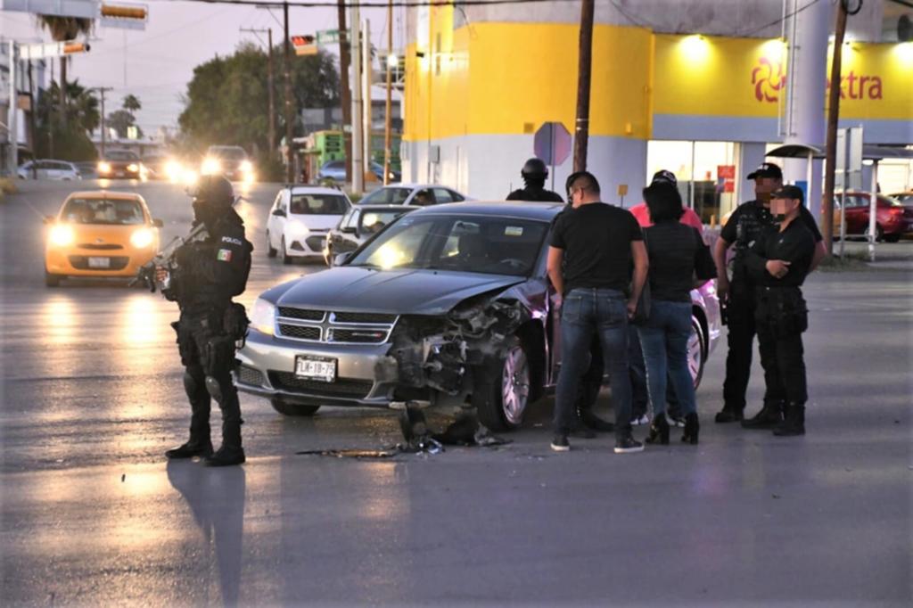 Chocan vehículo particular y patrulla de la Policía de Reacción en Torreón