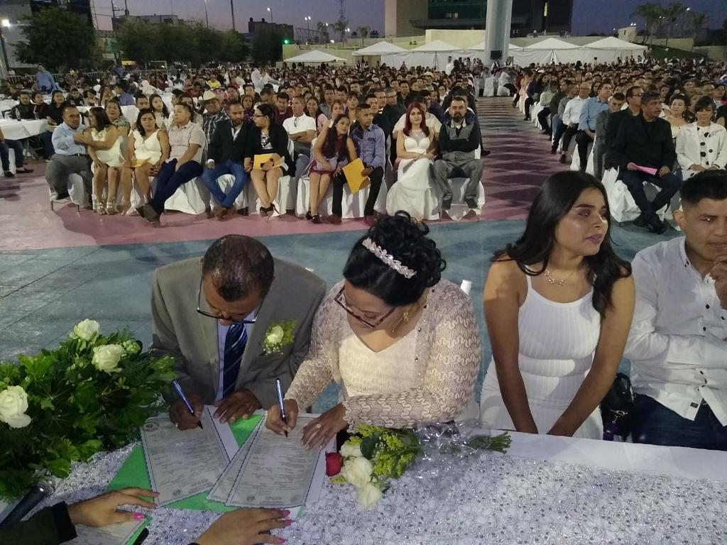 Se casan 300 parejas en bodas comunitarias en Torreón