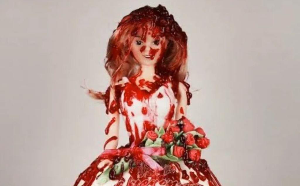 Funcionario de CDMX desea feliz cumpleaños con muñeca ensangrentada