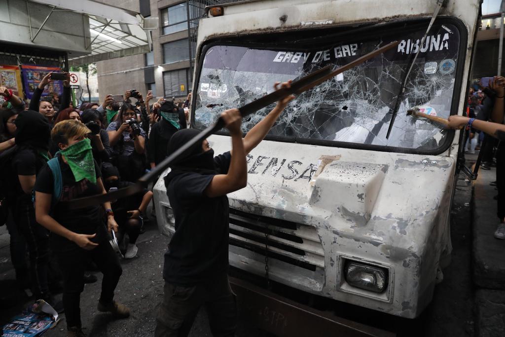 Encuentra su automóvil destrozado tras protesta de mujeres en La Prensa