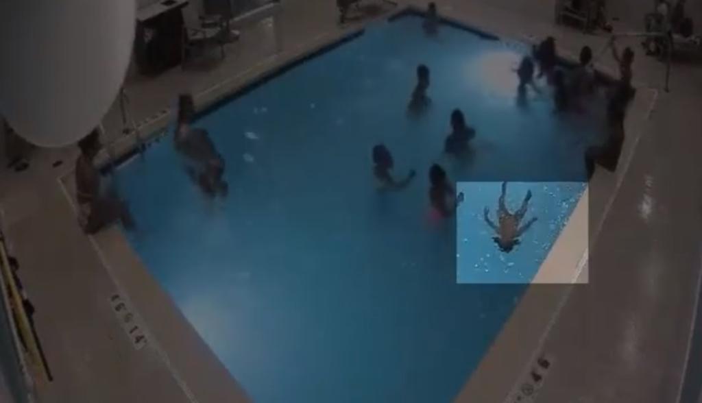 VIDEO: Niño de 2 años casi se ahoga en piscina llena de gente