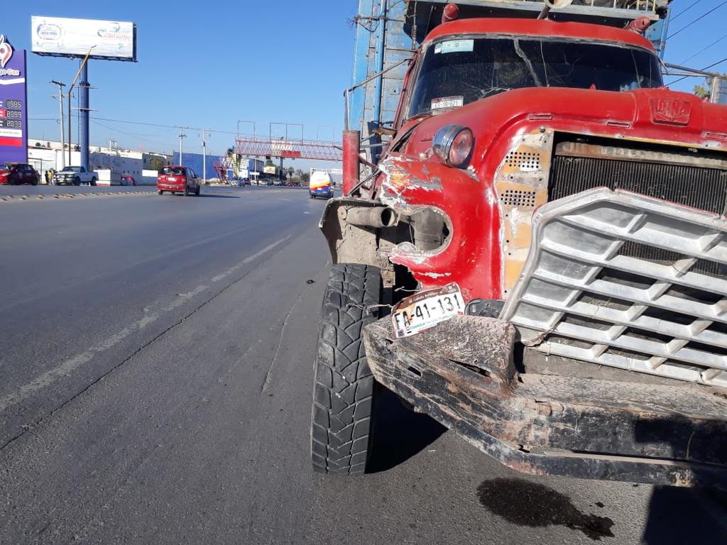 Choca camioneta contra torton en la Torreón-Matamoros