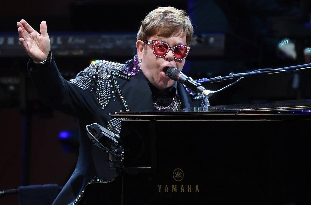 Elton John suspende concierto en Nueva Zelanda al quedarse sin voz