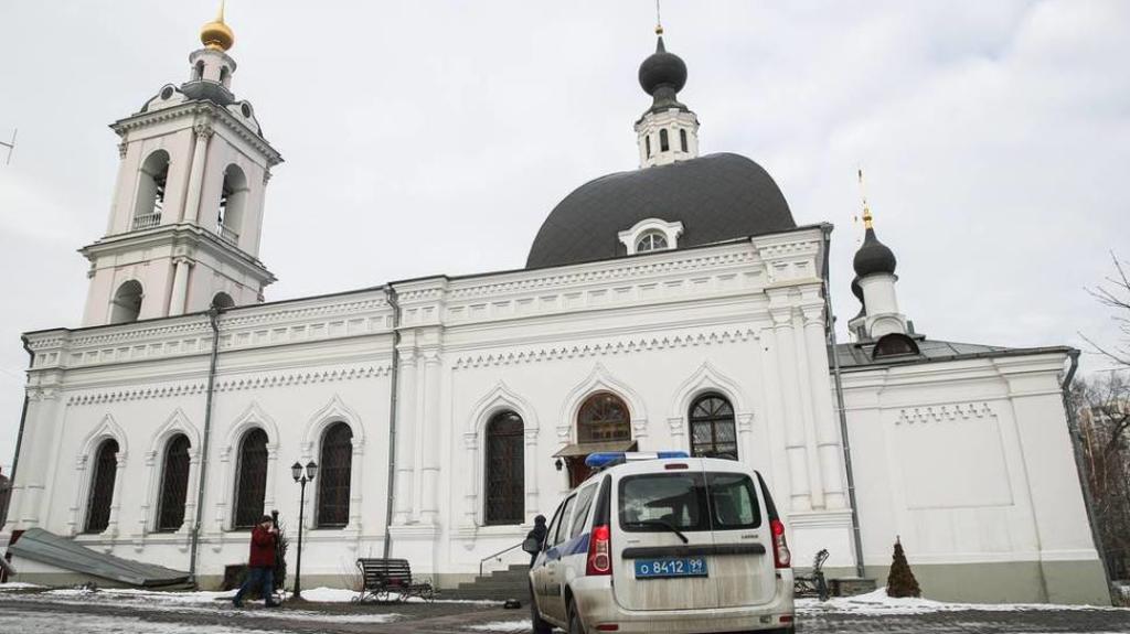 Hombre apuñala a dos personas en una iglesia de Moscú