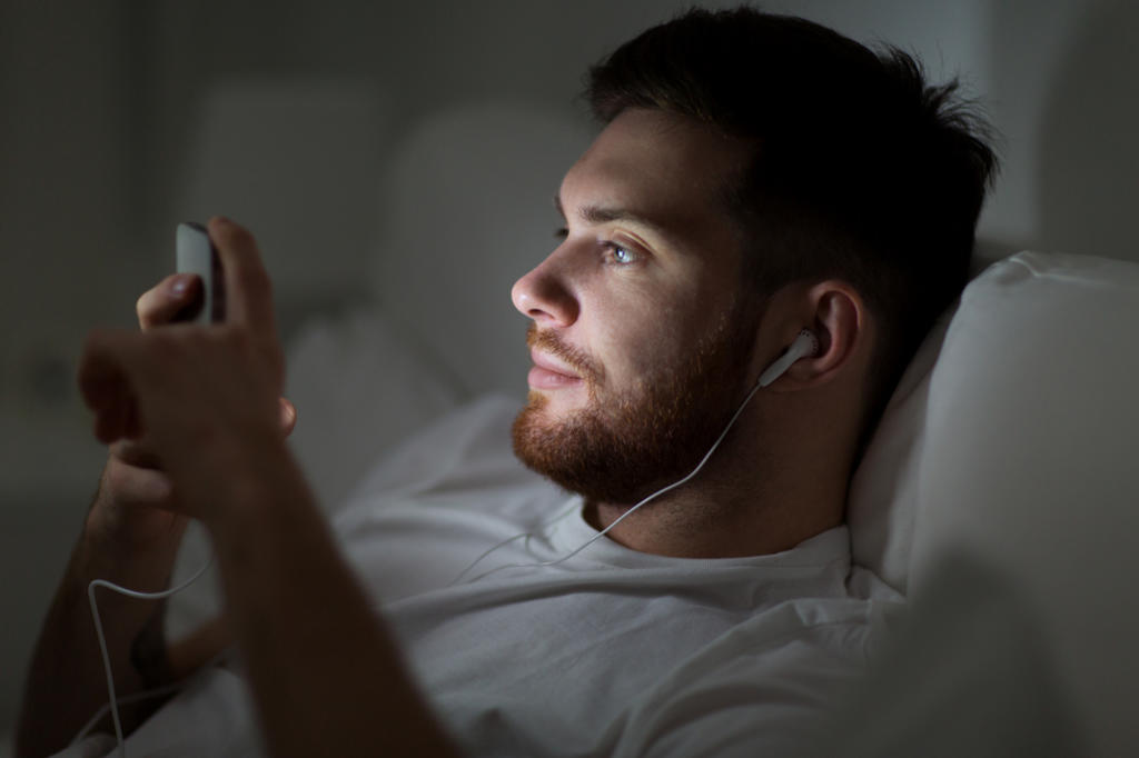 Utilizar el teléfono celular antes de dormir afecta calidad del sueño