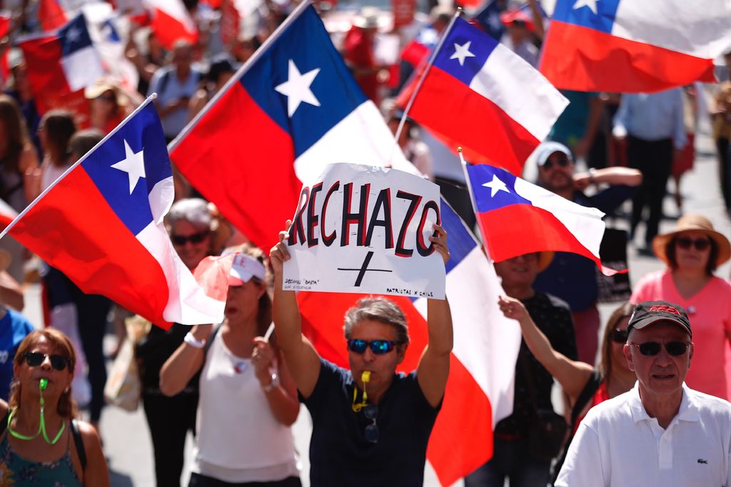 Marchan en rechazo a una nueva Constitución en Chile