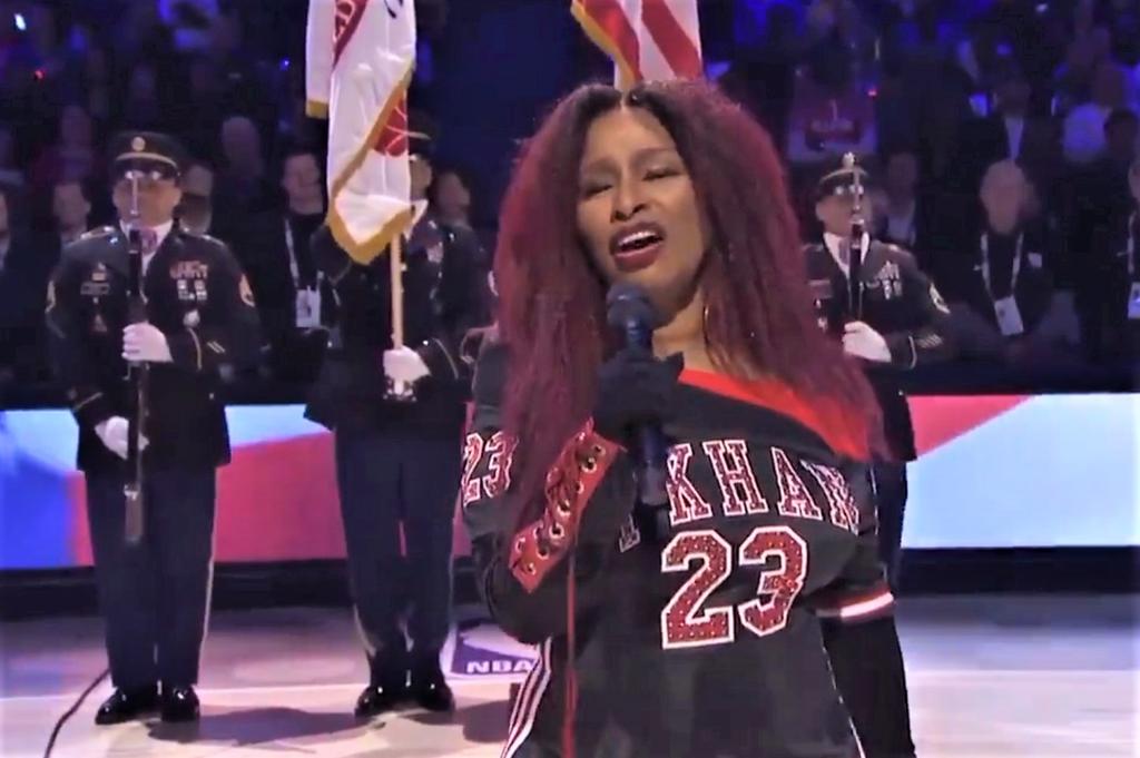 Chaka Khan recibe burlas tras cantar en homenaje a Kobe Bryant