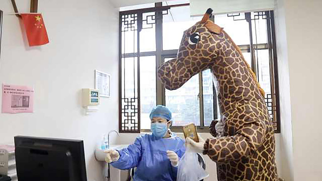 A falta de cubrebocas llega al hospital disfrazada de jirafa