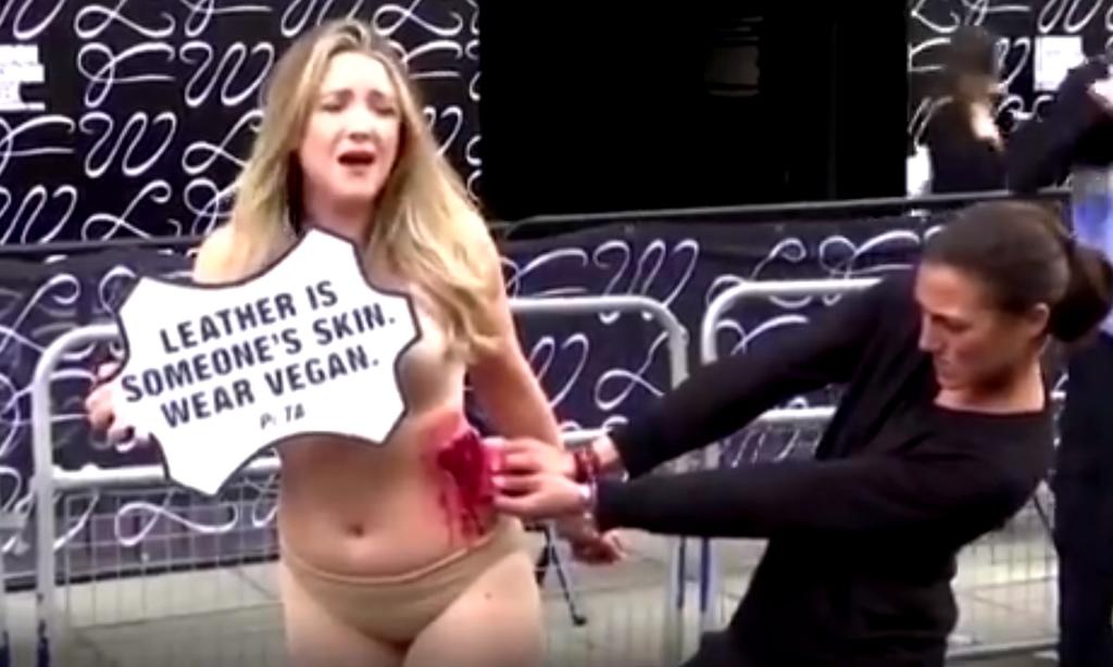 VIDEO: 'Arrancan la piel' a modelo en protesta de PETA