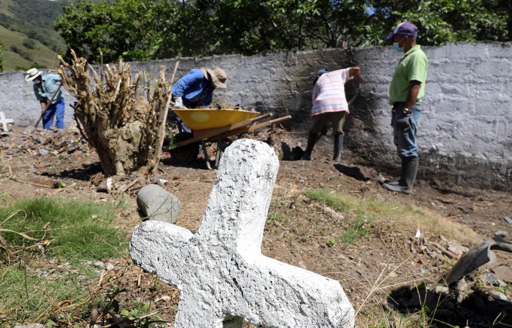 Entregan primer cuerpo de fosas con 'falsos positivos' en Colombia