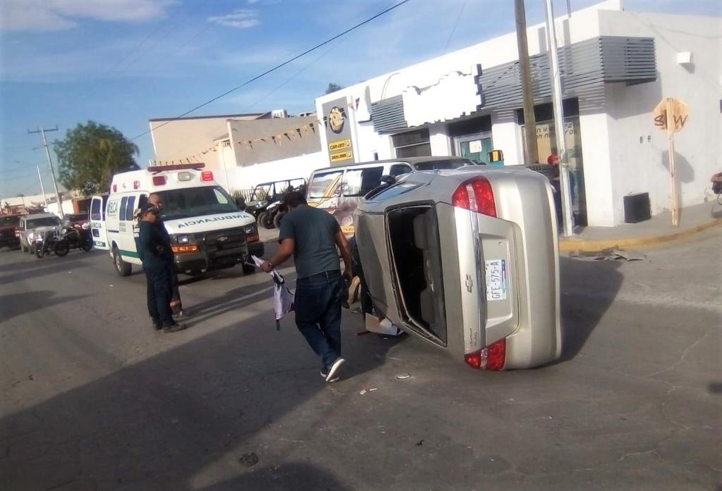 Veloz conductor sufre volcadura en calzada Vasconcelos de Torreón