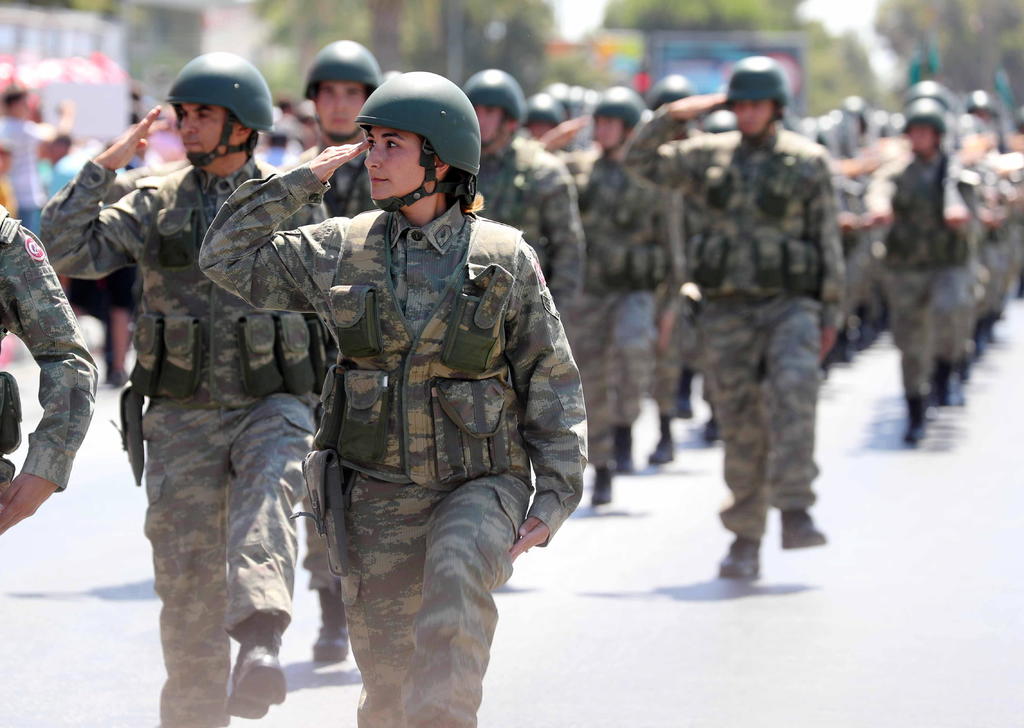 Ordena Turquía detener a 700 funcionarios y militares acusados de golpismo