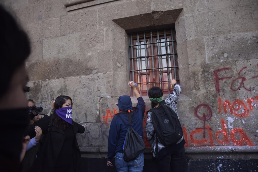 Limpian Palacio Nacional de pintas contra feminicidios