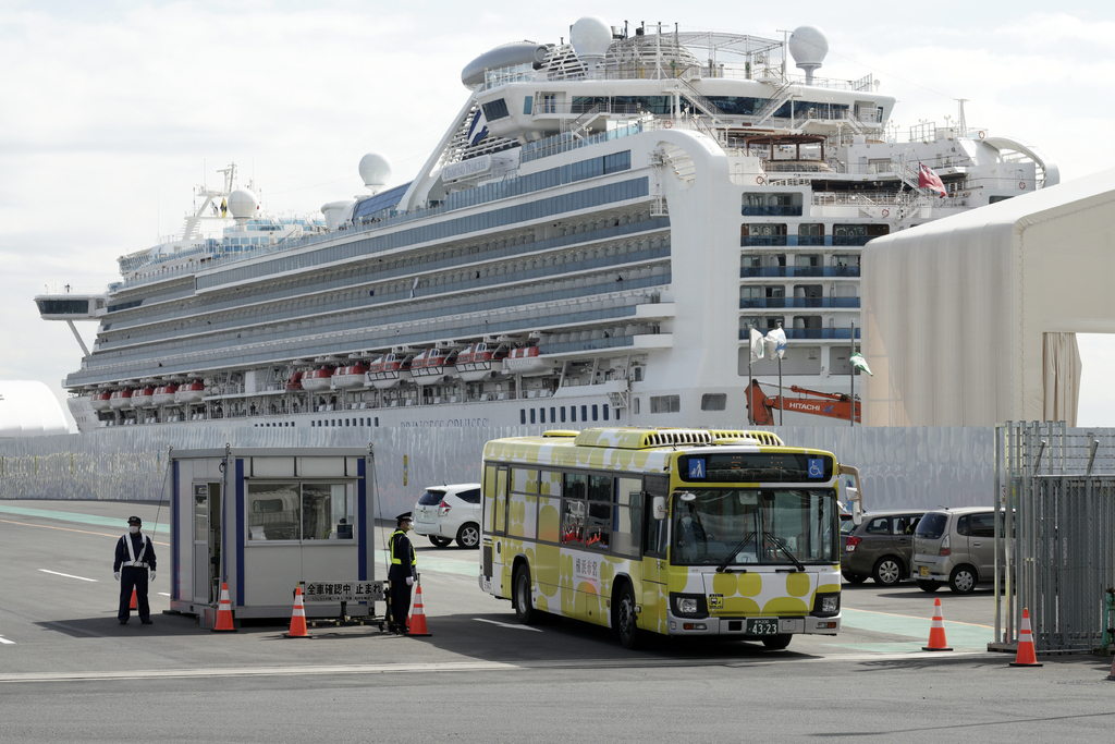 Finaliza polémica cuarentena de crucero en Japón